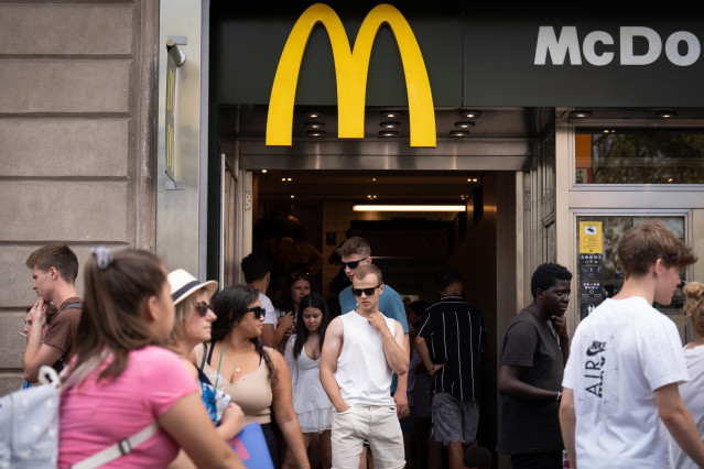 Archivo - Un restaurante de la franquicia McDonald's en Barcelona.