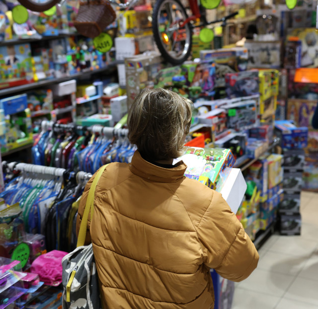 Archivo - Una mujer sujeta un juguete en la juguetería de Sarasús, a 5 de enero de 2023, en Madrid (España). Los días previos al día de Reyes conforman una de las semanas más importantes del año, ya que entre el 2 y el 5 de enero, la compra de juguetes su