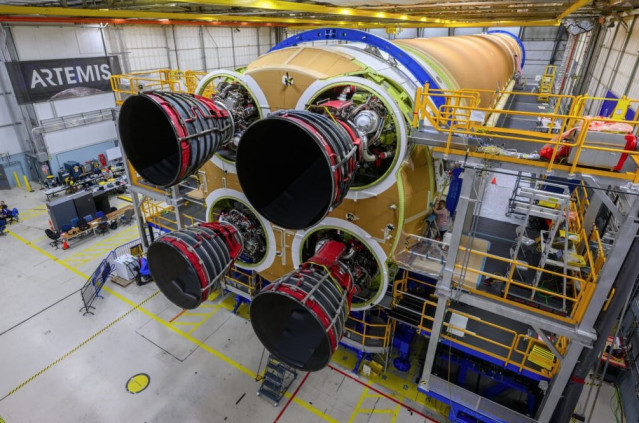 Aspecto de la etapa principal del cohete SLS para la misión Artemis II con sus cuatro motores RS 25