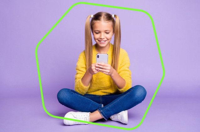 Una niña utilizando un 'smartphone'.