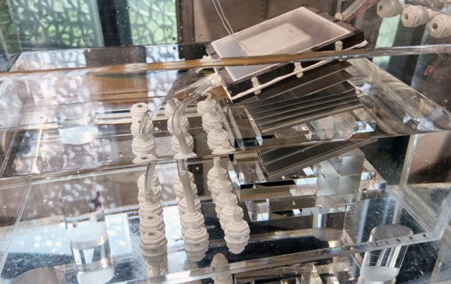 Un prototipo inclinado de diez etapas está ubicado en un depósito 'parecido a un barco'.