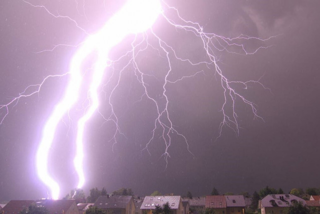 Un enorme rayo cae durante una tormenta en Maguncia, Alemania.