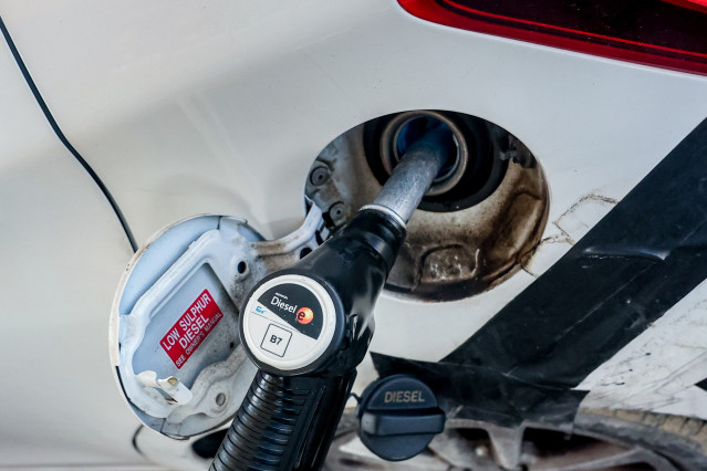 Archivo - Un manguera de diesel reposta combustible en un vehículo, en una gasolinera, a 2 de diciembre de 2022, en Madrid (España).