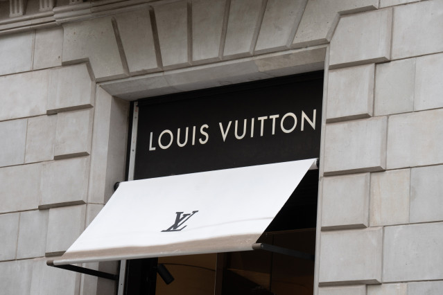 Archivo - La entrada de la tienda de Louis Vuitton del paseo de Gràcia de Barcelona.