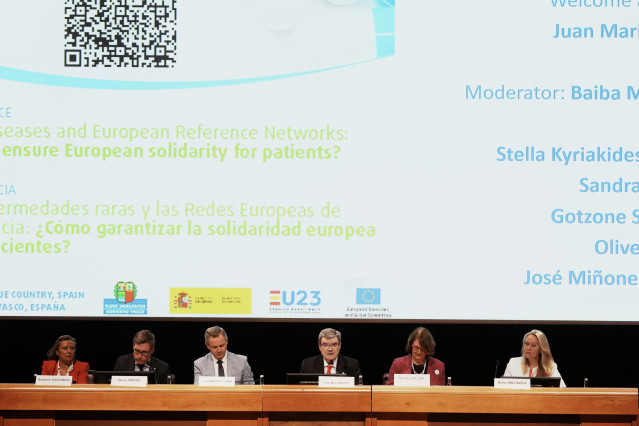 (I-D) La Consejera de Salud del Gobierno Vasco, Gotzone Sagardui Goikoetxea; el Presidente del Comité Económico y Social Europeo, Oliver Röpke; el ministro de Sanidad en funciones, José Miñones el alcalde de Bilbao, Juan María Aburto; la Directora General