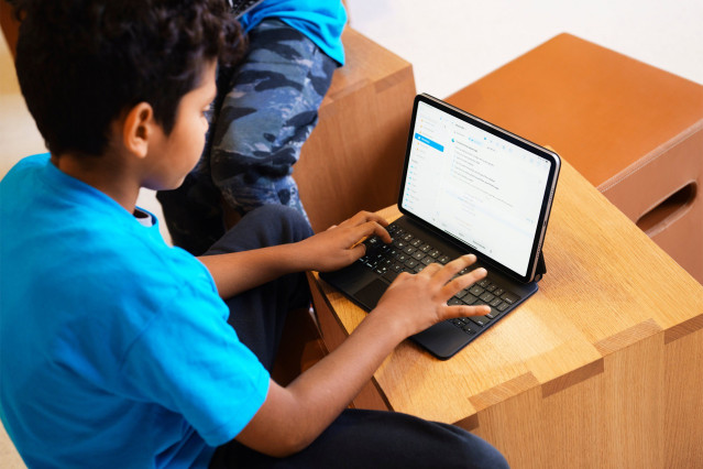 Estudiante programando en un ordenador portátil