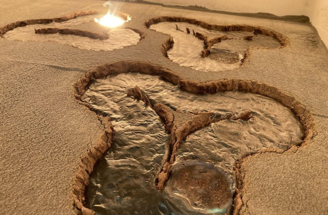 Los investigadores intentaron fundir el polvo lunar simulado en losas de diferentes formas que podrían unirse para formar una superficie pavimentada.