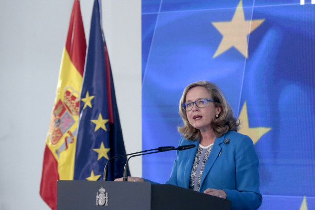 Archivo - La vicepresidenta tercera del Gobierno y ministra de Asuntos Económicos y Transformación Digital, Nadia Calviño, en la Moncloa, Madrid (España) a 7 de octubre de 2020.