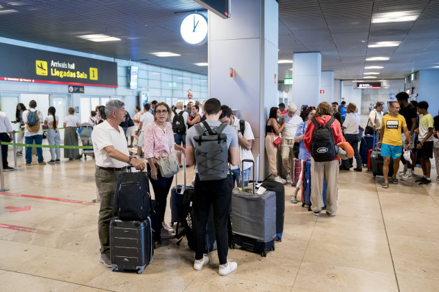 Archivo - Llegada de pasajeros a la terminal 1 del aeropuerto Adolfo Suárez Madrid-Barajas, a 14 de agosto de 2023, en Madrid (España).