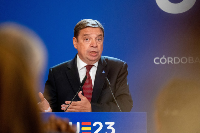 Archivo - El ministro de Agricultura, Pesca y Alimentación en funciones, Luis Planas, durante la rueda de prensa junto al comisario de Agricultura y Desarrollo Rural de la UE, Janusz Wojciechowski tras las sesiones de trabajo de la Reunión Informal de Min