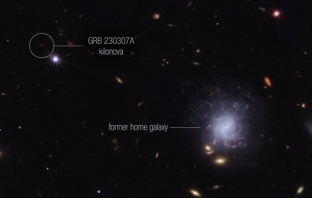 Las estrellas viajaron la longitud aproximada de la Vía Láctea (unos 120.000 años luz) fuera de su galaxia de origen, antes de fusionarse.