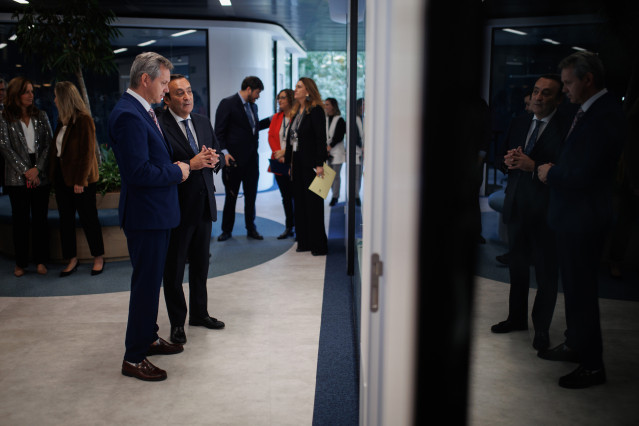 El ministro de Sanidad en funciones, José Miñones (i), visita junto al presidente de Cofares, Eduardo Pastor (d), la sede de la compañía de distribución farmacéutica COFARES, en el Parque Empresarial La Moraleja, a 27 de octubre de 2023, en Alcobendas, Ma