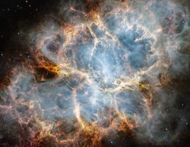 Esta imagen obtenida por la NIRCam (cámara de infrarrojo cercano) y el MIRI (instrumento de infrarrojo medio) del telescopio espacial James Webb de la NASA revela nuevos detalles en luz infrarroja.