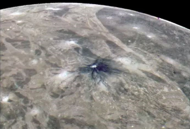 Imagen de Ganímedes tomada por la misión Juno de la NASA