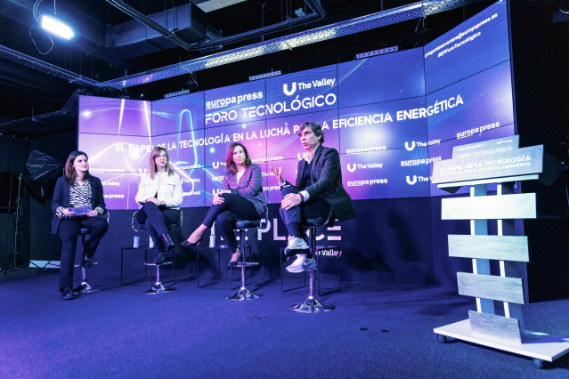 (I-D) La redactora de PortalTIC Europa Press, Noelia Murillo; la CIO de ING en España y Portugal, Rocío López; la CIO de SEUR, Marian Illera y el CMO de LG España, Miguel Ángel Fernández, durante un Foro Tecnológico de Europa Press.