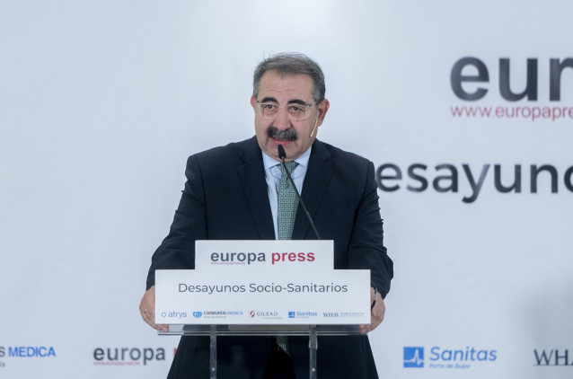 El consejero de Sanidad de Castilla-La Mancha, Jesús Fernández Sanz, interviene durante un Desayuno Socio-Sanitario organizado por Europa Press, en el Hotel Hyatt Hesperia, a 6 de noviembre de 2023, en Madrid (España).