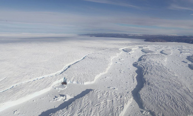 El glaciar Zachariæ Isstrom en 2016 arrojó al océano icebergs de varios kilómetros de longitud. El derretimiento de las plataformas en el norte de Groenlandia podría contribuir significativamente al aumento del nivel del mar.