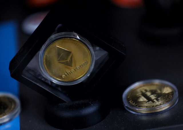 Archivo - Criptomonedas de ethereum, a 14 de septiembre de 2022, en Madrid (España). Ethereum ha adelantado su fusión, y con ella cambiará su protocolo a ‘proof of stake’, una actualización llamada ‘Ethereum Merge'. Esta actualización permite que la cript