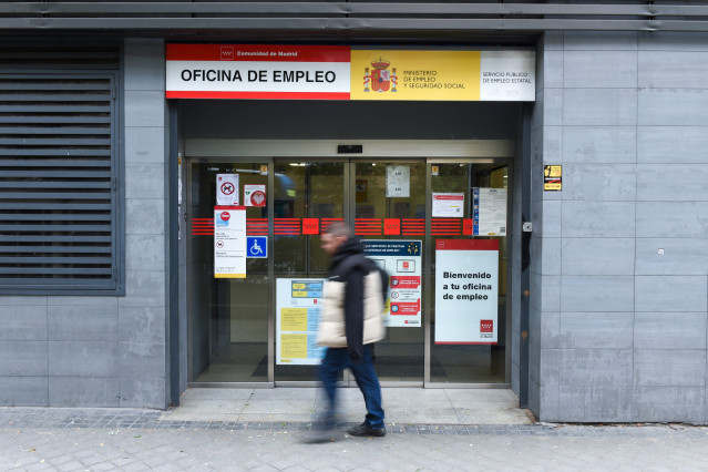 Una persona pasa al lado de una oficina del paro del Paseo de Acacias, a 3 de noviembre de 2023, en Madrid (España).