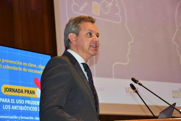 El ministro de Sanidad, José Miñones, durante la inauguración de la Jornada sobre el Plan Nacional de Resistencia a Antibióticos (PRAN).