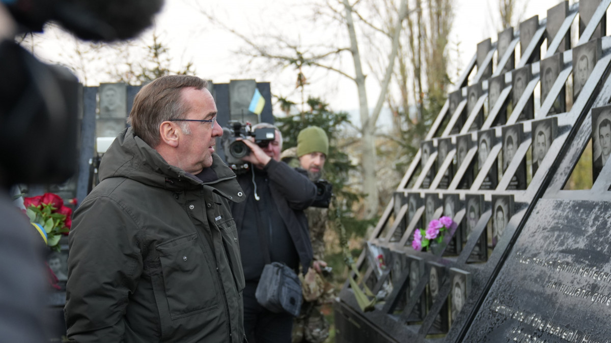 EuropaPress 5589973 ministro defensa alemania boris pistorious visita monumento conmemoracion