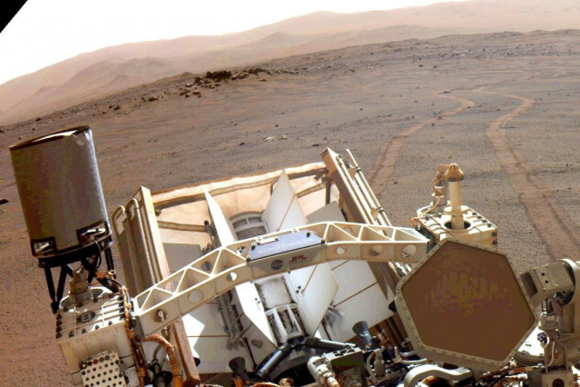 Primer plano del rover Perseverance Mars de la NASA mientras mira hacia atrás a las huellas de sus ruedas el 17 de marzo de 2022, el día 381, o sol, marciano de la misión.