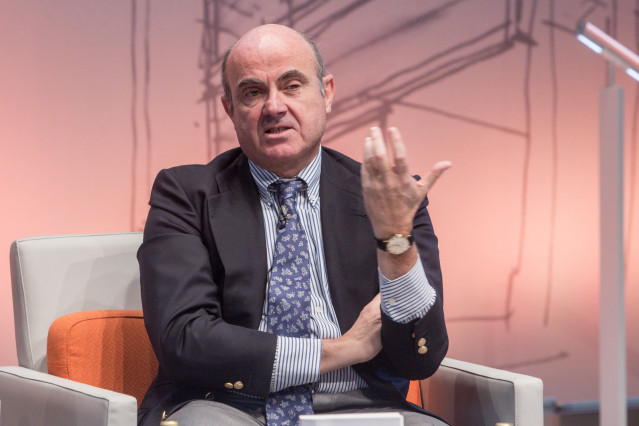 Archivo - El vicepresidente del Banco Central Europeo, Luis de Guindos, participa en la presentación del libro 'Un hombre con buena suerte'