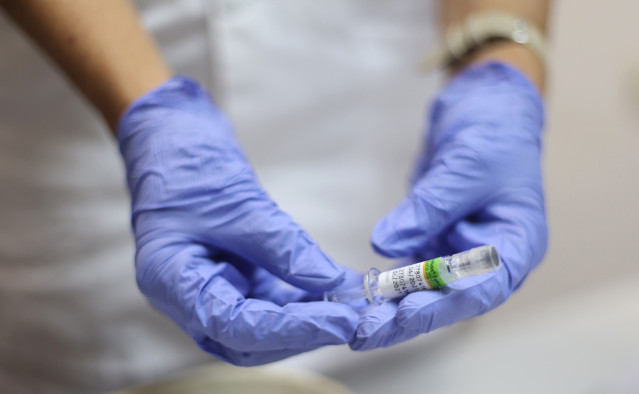 Archivo - La responsable de enfermería del Centro de Salud Barrio del Pilar, Elisa Varona, muestra una de las vacunas contra la gripe que durante la jornada de hoy están inyectando en el Centro de Salud Barrio del Pilar, en Madrid (España), a 14 de octubr
