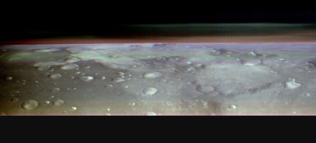 Esta vista inusual del horizonte de Marte fue capturada por el orbitador Odyssey de la NASA utilizando su cámara THEMIS, en una operación que a los ingenieros les llevó tres meses planificar.