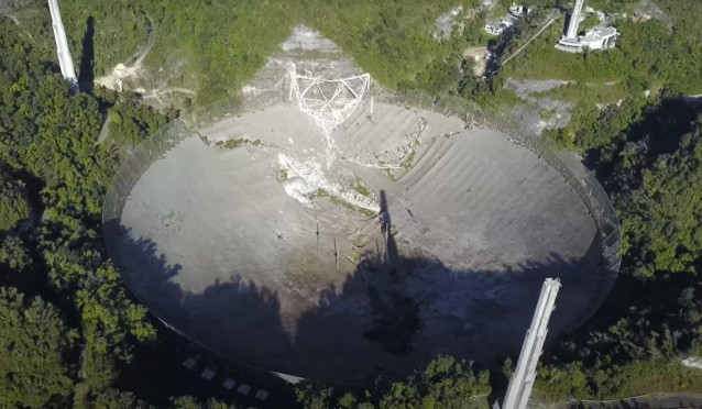 Archivo - Imagen de dron del radiotelescopio de Arecibo tras su colapso
