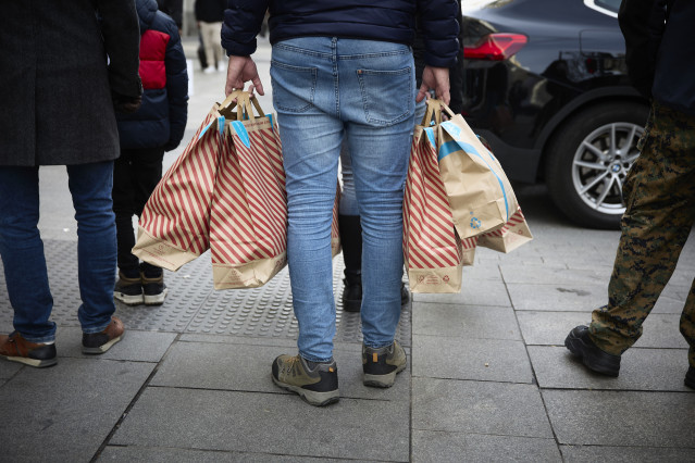 Archivo - Una persona con bolsas en una calle comercial, a 2 de enero de 2022, en Madrid, (España).