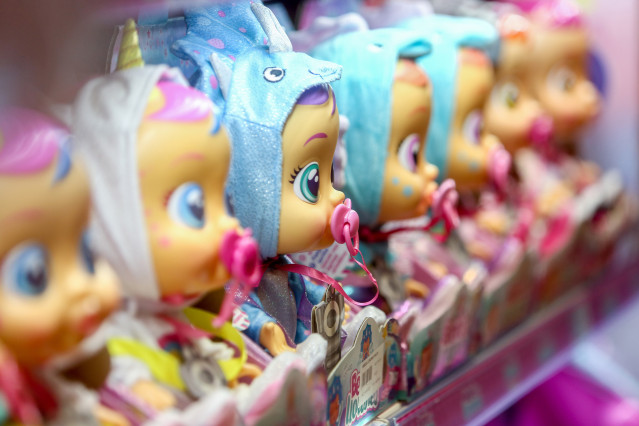 Archivo - Hilera de muñecas colocadas en un stand de la tienda de juguetes de la empresa Toy Planet, a 5 de noviembre, en Pozuelo de Alarcón, Madrid, (España).