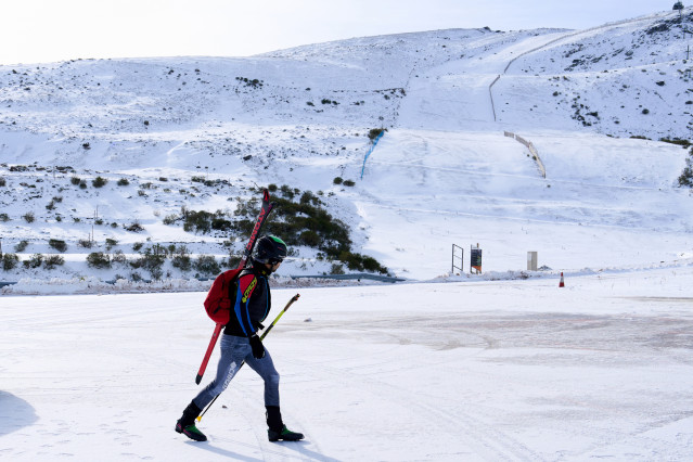 Una persona camina por la estación de esquí y montaña de Alto Campoo, a 5 de diciembre de 2023, en Brañavieja, Cantabria (España). La AEMET ha avisado por riesgo (amarillo) de nevadas, que pueden acumular unos cinco centímetros de nieve en Huesca, Lérida