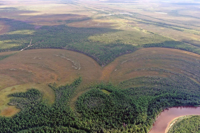 El asentamiento fortificado se encuentra en lo alto de una sección de tierra con vistas al abundante río Amnya.