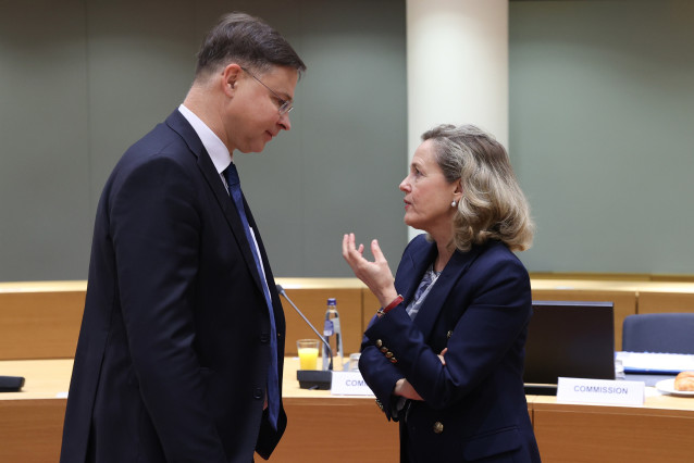 Archivo - La vicepresidenta primera y ministra de Economía, Nadia Calviño, y el vicepresidente para Asuntos Económicos de la Comisión Europea, Valdis Dombrovskis