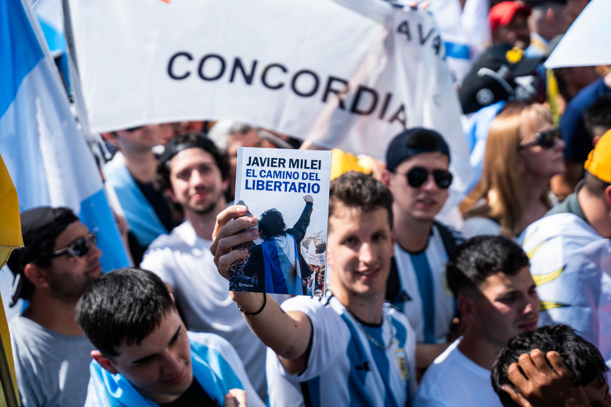 EuropaPress 5628556 simpatizantes concentran celebrar toma posesion javier milei presidente