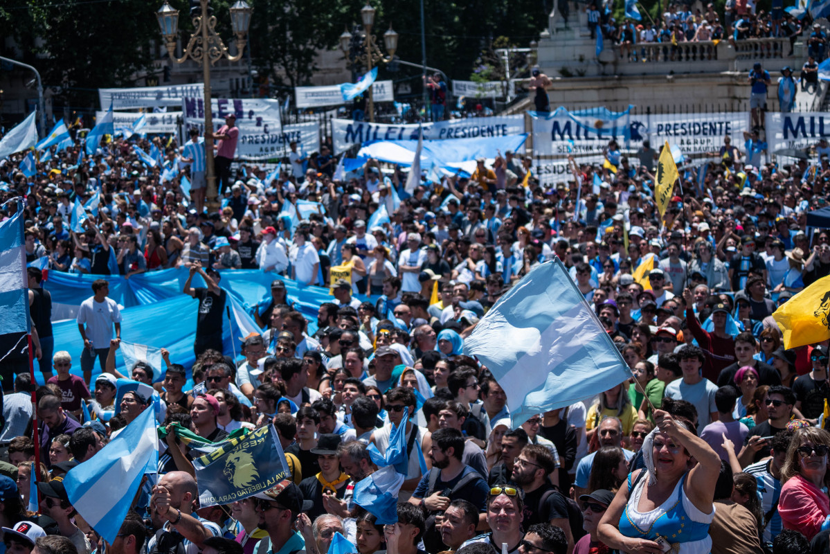 EuropaPress 5628691 simpatizantes escuchan discurso milei toma posesion presidente electo