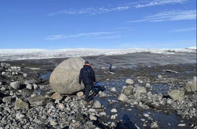 El borde de la capa de hielo de Groenlandia, donde el reciente derretimiento ha dejado el suelo desnudo.