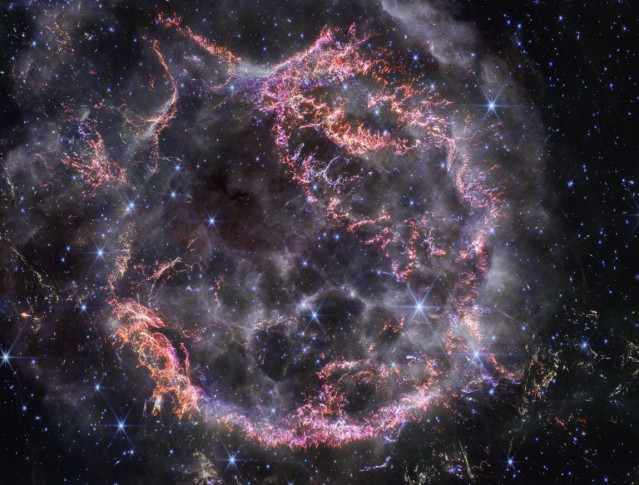 La nueva visión de Casiopea A (Cas A) del Telescopio Espacial James Webb en luz infrarroja cercana está dando a los astrónomos pistas sobre los procesos dinámicos que ocurren dentro del remanente de supernova.