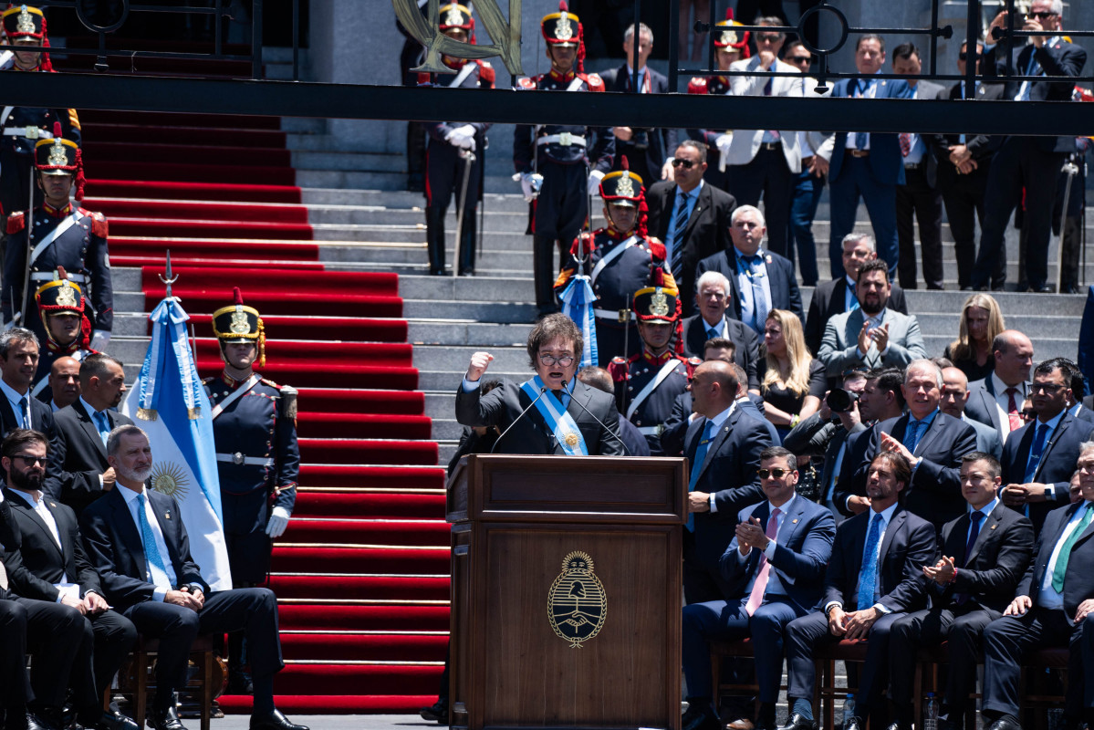 EuropaPress 5628679 presidente argentina javier milei da discurso simpatizantes toma posesion (1)