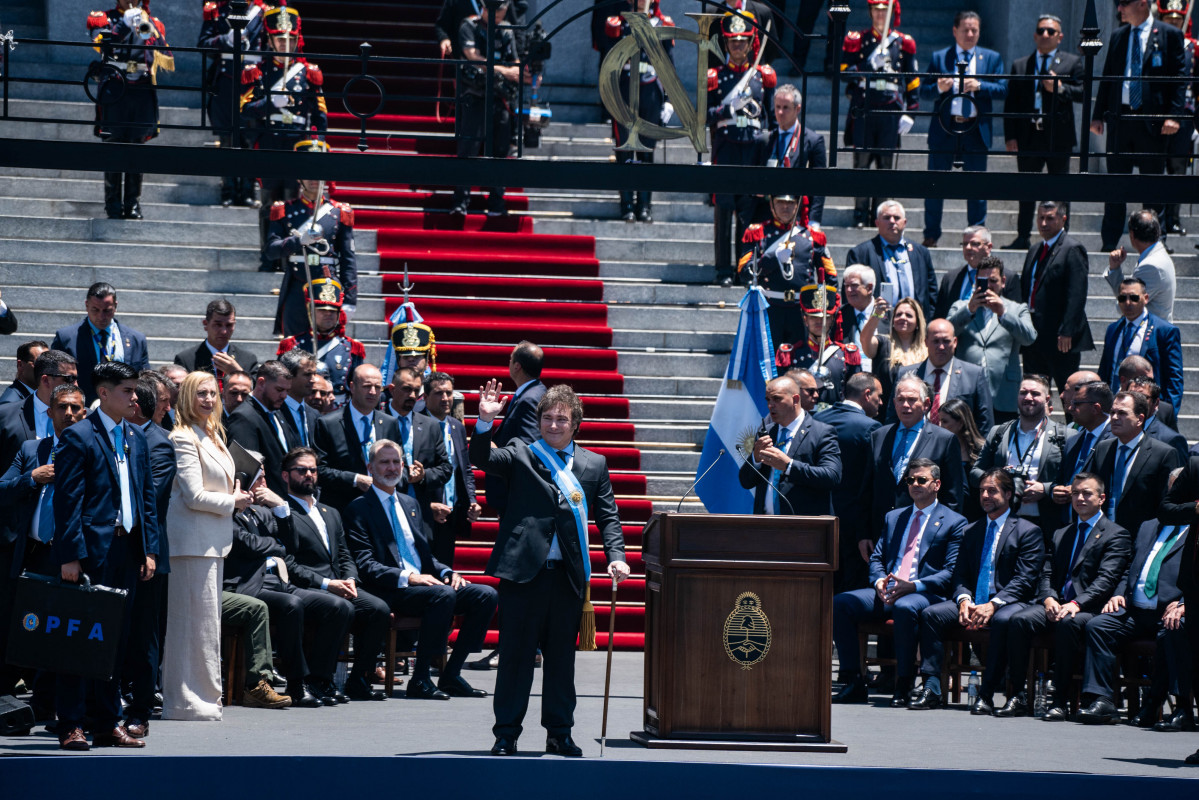 EuropaPress 5628689 presidente argentina javier milei saluda simpatizantes toma posesion