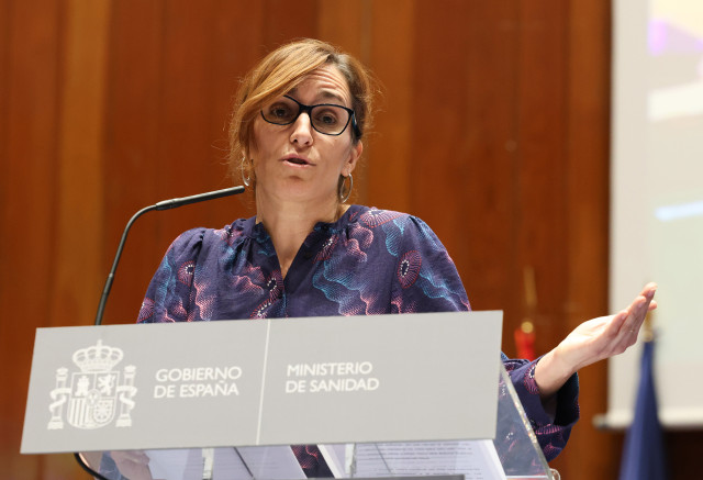 La ministra de Sanidad, Mónica García, interviene durante el acto público de presentación de los integrantes de su gabinete, en el ministerio de Sanidad, a 11 de diciembre de 2023, en Madrid (España). Durante el acto, la ministra de Sanidad, ha presentado