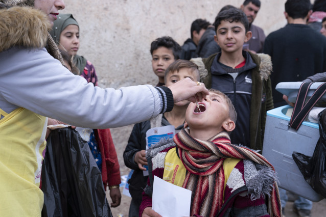 Archivo - A child was vaccinated against cholera by a UNICEF -supported Department of Health mobile team in As-Safira, south rural Aleppo, on 12 December 2022.