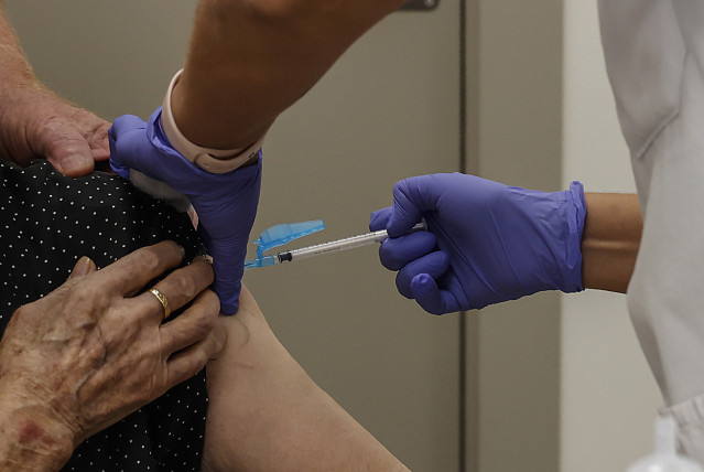 Archivo - Una mujer se vacuna durante el inicio de la campaña de vacunación frente a la gripe y la Covid-19, en el centro de salud Alfahuir, a 16 de octubre de 2023, en Valencia, Comunidad Valenciana (España). Hoy se ha realizado el inicio de la campaña d