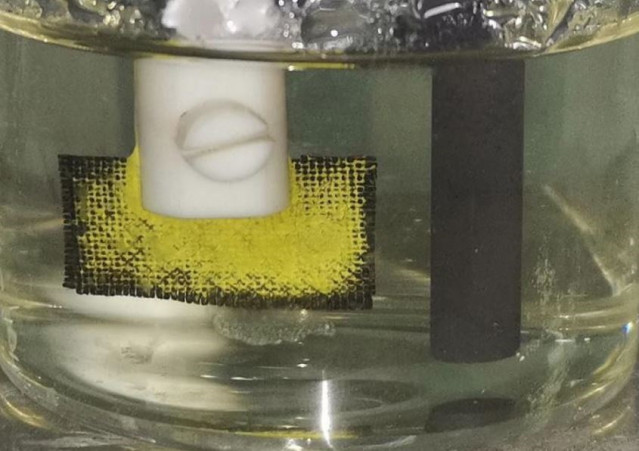 Imagen que muestra iones de uranio acumulándose en el cátodo.