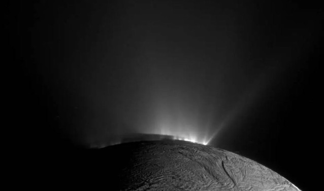 La nave espacial Cassini de la NASA capturó esta imagen de Encélado el 30 de noviembre de 2010. La sombra del cuerpo de Encelado en las partes inferiores de los chorros es claramente visible.