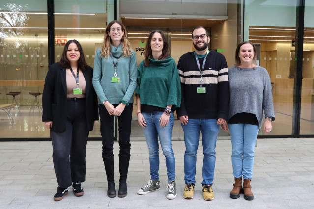 De izquierda a derecha: Blanca Rodríguez, Patricia Genius, la Dra. Natàlia Vilor-Tejedor, Armand González y la Dra. Carolina Minguillón.