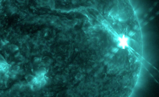 El Observatorio de Dinámica Solar de la NASA capturó esta vista de una erupción solar de clase X2,8 que entró en erupción el 14 de diciembre de 2023.