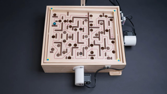 Robot con el juego de mesa Laberinto