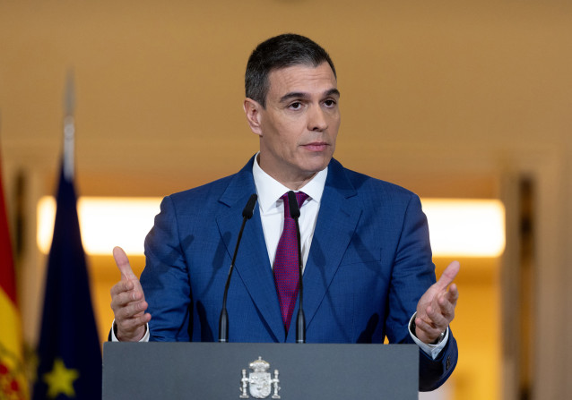El presidente del Gobierno, Pedro Sánchez, comparece para explicar el decreto que prorroga el escudo social tras una rueda de prensa posterior a la reunión del Consejo de Ministros, en el Palacio de la Moncloa, a 27 de diciembre de 2023, en Madrid (España